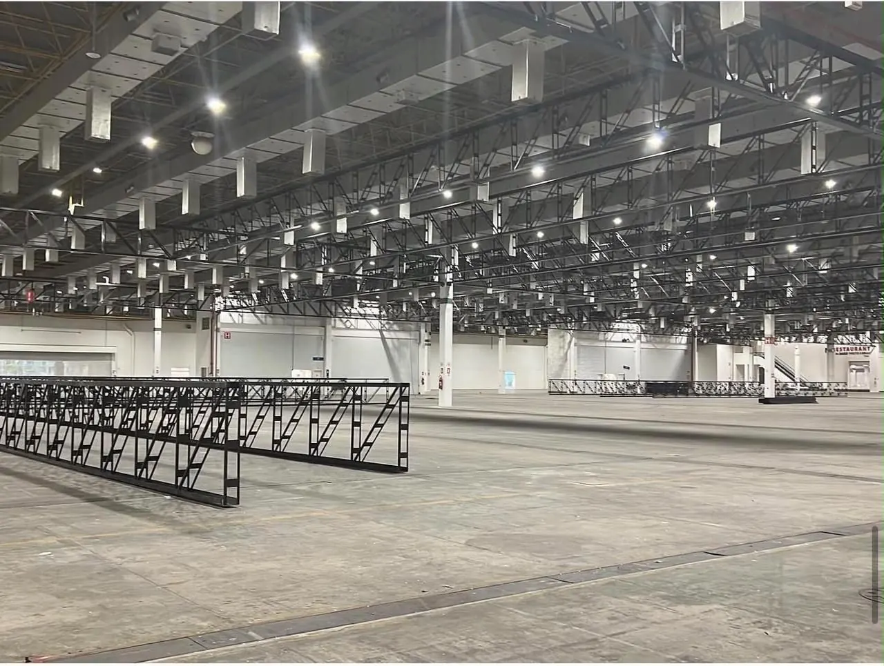 Treliças metálicas de cobertura em pavilhão de grande vão