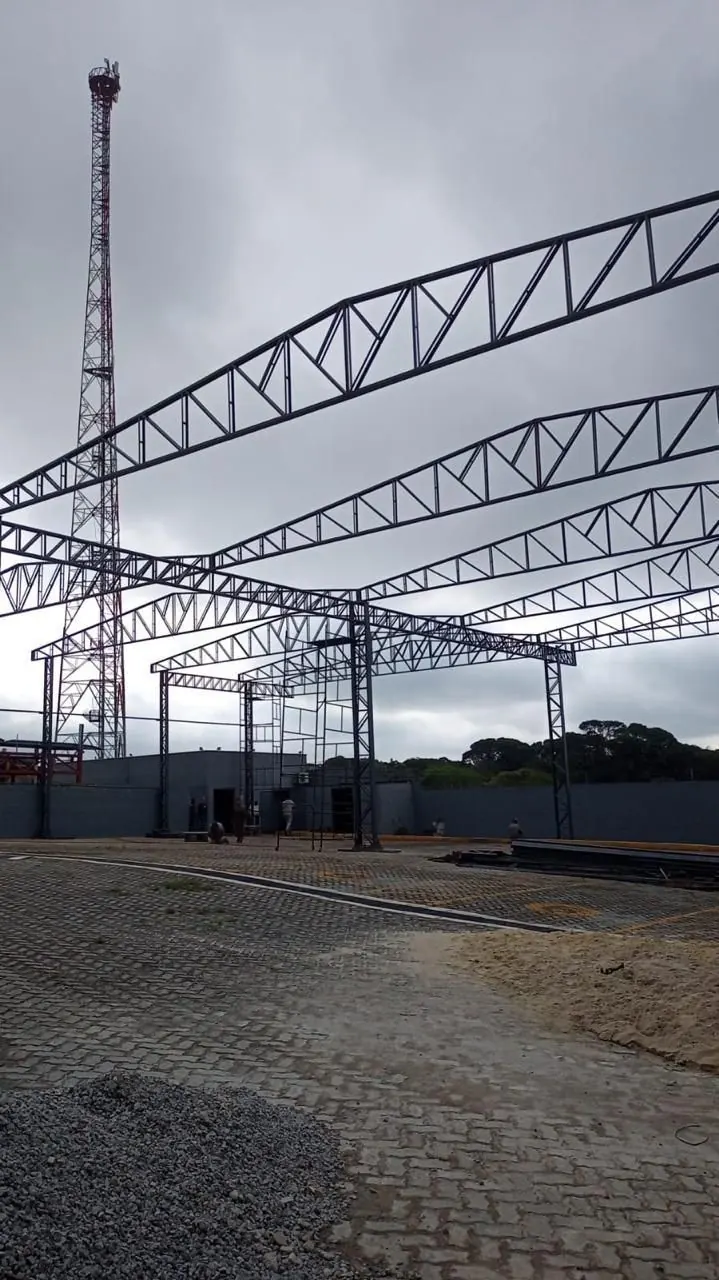 Tesouras metálicas de cobertura montadas sobre pilares